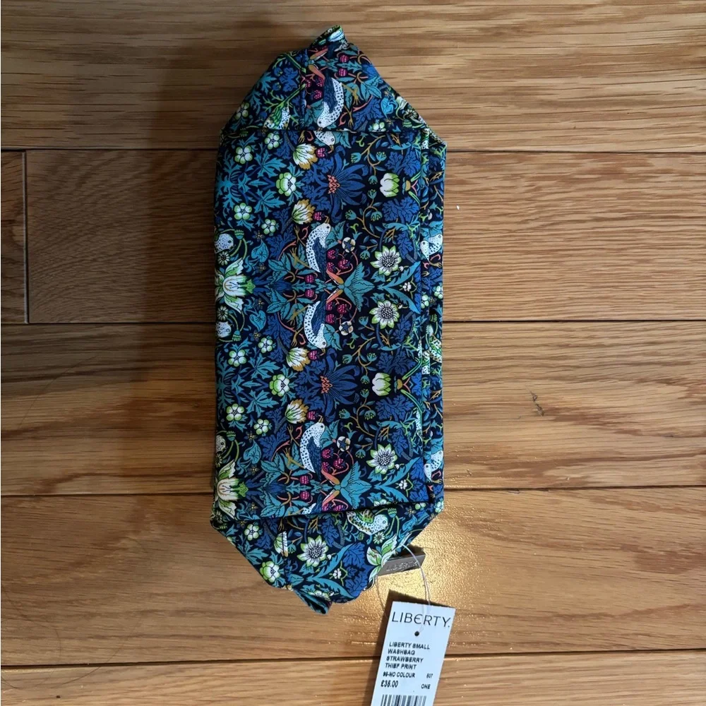 Liberty Cosmetics Case - Picture 1 of 3